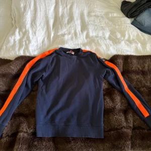 Parajumper tröja - Säljer denna då den har tyvärr blivit för liten men den är fortfarande väldigt bra skick. Färg mörkblå