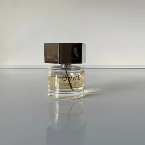 Yves Saint Laurent L’Homme parfym EDT 60 ml - Säljer ännu en YSL L’homme flaska! Den här gången så är det ca 70% kvar av flaskan (60 ml flaska). Liten missfärgning på locket av parfymen men annars så är den som den ska va. Original box medföljer ej!