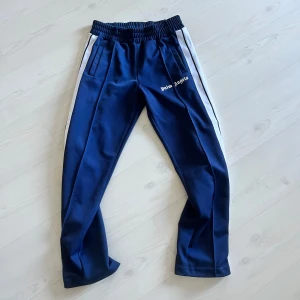 PALM ANGELS BYXOR  - Här har vi ett par Palm angels byxor i mörkblå färg. Stolek medium och i nyskick. Jag har bara kvar byxorna 🌟