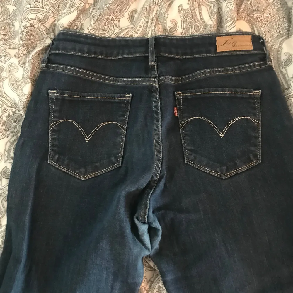 Skit snygga lågmidjade bootcut jeans från Levi’s i storlek W30 och L34 vilket motsvarar i storlek L (40). Jag skulle säga att dem är i ett väldigt bra skick. . Jeans & Byxor.