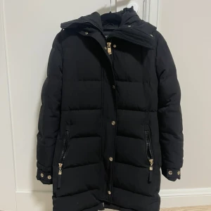 Vinter jacka - Säljer min Hollies Subway Gold jacka, köpt förra året. Nästan oanvänd och i nyskick! Jackan köptes för 4000 kr, säljes för 2500 kr. Svart päls finns som tillval mot extra kostnad. Hör av dig vid intresse!