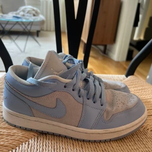 Air Jordan 1 low 🩵 - Intressekoll på mina Jordans! Köpa på merch sweden. Nypris ca 3000. Säljer för 1700 kr 🩵