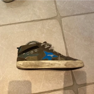 Golden goose midstar - Supersnygga Golden goose midstar (kan garantera äkthet men finns inga bevis). Skor som alltid är snygga!💘 De är välanvända, men det syns enbart när skon inte används. Fullt fungerande! Flärpen på den vänstra skon är trasig, skriv för närmare bild.💘