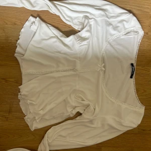 Topp - Jättesöt långärmad tröja från Gina. Storlek XL men är liten i storleken💓