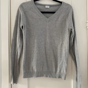 Grå v-ringad tröja från Boomerang i strl xs - Grå v-ringad tröja från Boomerang i strl xs.  Använd men i fint begagnat skick.  Mått Över bröstet: ca 45 cm Längd från axeln och ner: ca 63 cm  100% bomull    Kommer från ett djur och rökfritt hem.