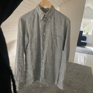 Eton Skjorta - Eton skjorta i linen tyg, storlek medium (38). I absolut nyskick använd 2 gånger, inga defekter alls.