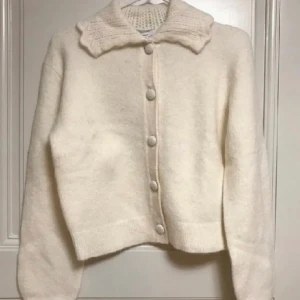 & other stories kofta - Så fin kofta, passar även S. Lite nopprig därav det billiga priset jämför med vad den kostade som ny. Syns inte alls i helhet.