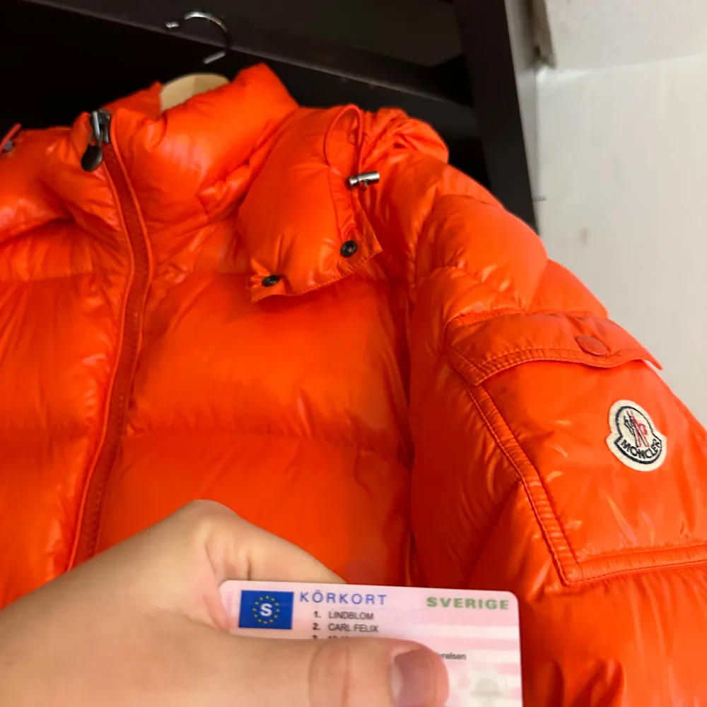  WTS Moncler maya (riktigt nice färg) ————————————————————- Strl 4  Cond minst 7/10 (bara general wear och några få märken som inte alls syns vid användning, se bilder)  Bid 6299+frakt (steal tycker jag)   Finns legit check på jackan om de önskas!. Jackor.