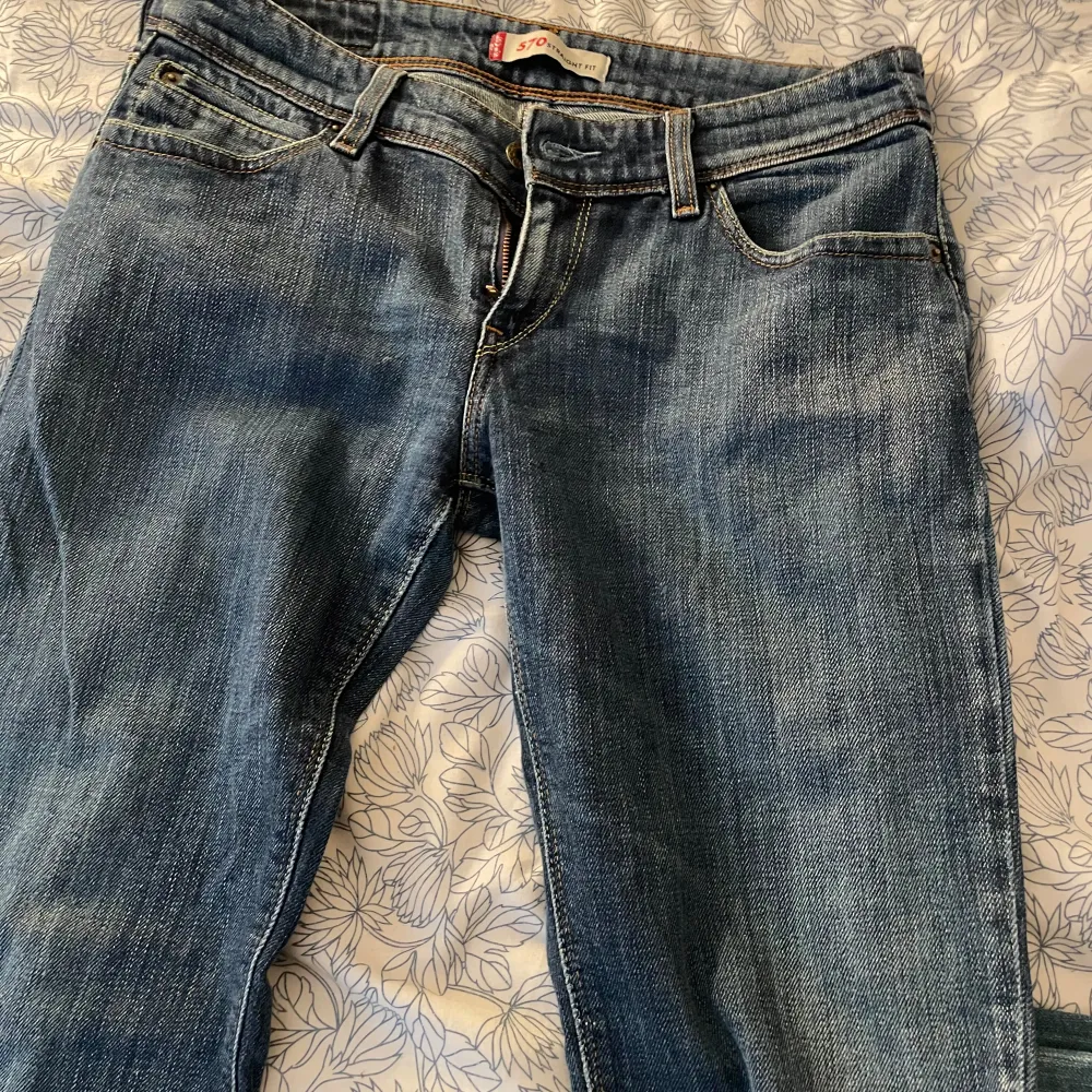 Säljer denna snygga levis jeansen då den är stor på mig och lång. Står inget storlek men skulle säga 36. . Jeans & Byxor.