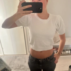 Stickad T-shirt från w Collection  - Säljer denna gulliga stickade T-shirten från w collection. Den är använd ett fåtal gånger och Perfket att ha i skolan.