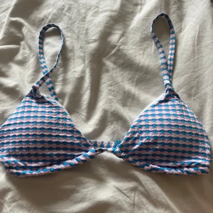 Bikini - Väldigt fin bikini ifrån Pull and Bear har använt Max 5 gånger och är i väldigt bra skick, då det inte står storlek så blir det svårt att ange det men skulle gissa på xxs.