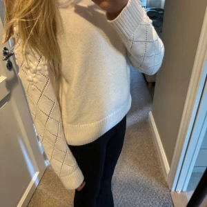 Stickad & other stories tröja - Jättefin och skön & other stories tröja söm är använd fåtal gånger, köpt för 1400kr❤️