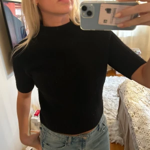 Stickad tshirt - Superfin stickad tshirt från Theory som jag tyvärr inte använder mycket💗 Den är i bra skick, skriv privat om du har fler frågor🥰🥰