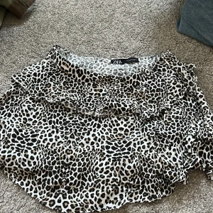 Leopard kjol  - En super snygg leopard kjol från Zara!!! Knappa använd 