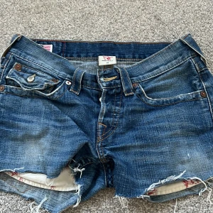 True religion shorts  - säljer mina true religion Low waist shorts , det vart Jeans från börjat men gjort om den till shorts ! De är hur snygga som helst .