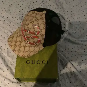 Säljer nu min gucci snake keps, box ingår. Kepsen är i bra skick. Pris kan diskuteras vid snabb affär. 