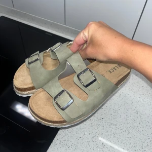 Tofflor  - Helt nya oanvända, storlek 37