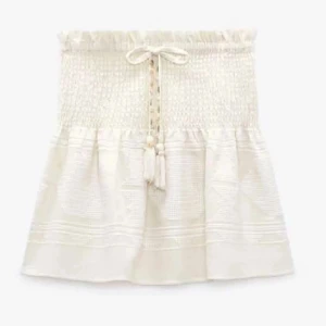 Zara kjol - Jättefin zara kjol. Perfekt till sommaren. Helt oanvänd, lappen sitter även kvar.