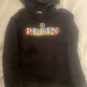 Philipp Pleinnhoodie - Använd ca 2 ggr, tvättad en gång. Färg i nyskick och syns på insidan att inte använd. Säljes till halva inköpspriset. Kvitto fins från Kids Brandstore. 