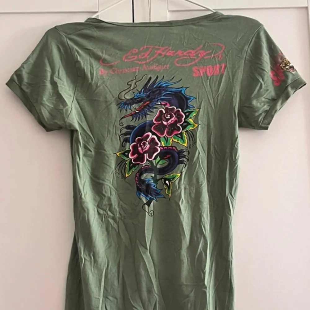 Ed hardy tröja i bra skick, köpt på Vinted. Inte så använd av tidigare säljare eller mig, storlek M/L(38/40). Lite längre så kan gå att bära som en kort klänning om man är kort💕. Toppar.