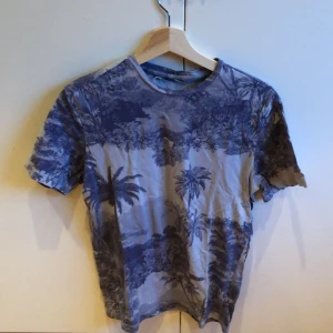 t-shirt hawaii - Tshirt från hm fint skick, nästan aldrig använd