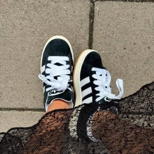 Adidas Campus - Säljer min adidas campus som är endast använda ett fåtal gånger. Säljer då dom är förstora på mig och får tyvärr  inte användning för dem🩷🩷dom är i väldigt bra skick nästintill nya!! Skriv för mer bilder 