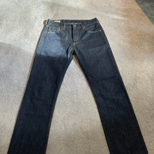 Levis 501 - Säljer ett par riktigt sjyssta Levis jeans  Köpta i julas och knappast använda! Cod 9/10 Stl 30/32