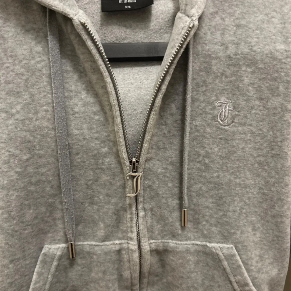 Säljer min juicy tröja som är i super fint skick och knappt använd!! Priser beror på att den kostar 1300 i nypris!!. Hoodies.