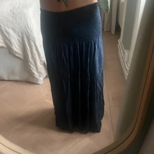 Lång kjol - Fin marinblå lång kjol från missäy! Aldrig använt så mycket bra skick! Den är jätte fin på o passar jättebra till olika outfits 