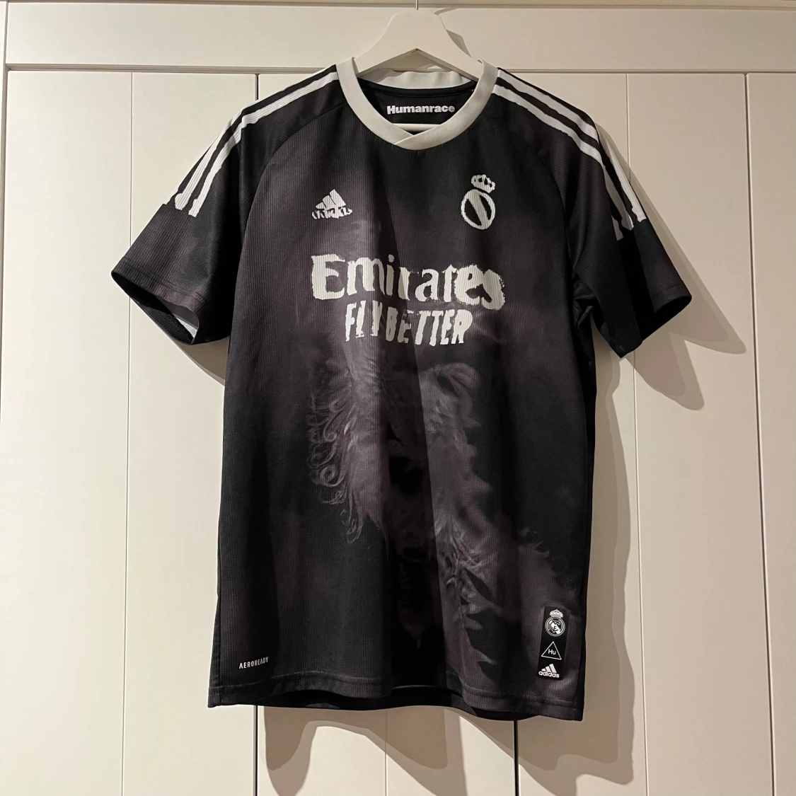 Adidas: Real Madrid x Human Race collab svart/grå