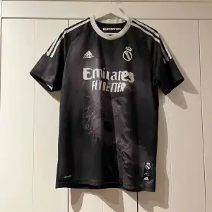 Sparsamt använd och väl omhändertagen, ser och känns som ny! Sällsynt Real Madrid träningsplagg som många inte ens känner till. RM collab med Pharrell Williams klädesmärke ”Human Race”. Först till kvarn!   Butikpris: 2 299kr 