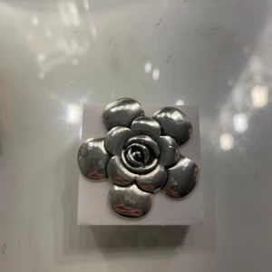 Rosring  - säljer denna fina ring i silver, pågrund av ingen användning