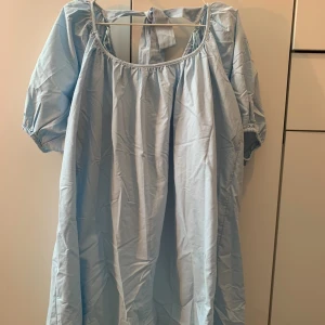 Blå puffklänning - En blå klänning den Bikbok med öppen rygg passar jätte fint nu till det somriga vädret eller finare tillfällen 💙 aldrig använt 