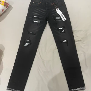 Purple-Brand Jeans - Hej säljer dessa purple-brand jeans. Använd 1 gång, aldrig tvättad. Inga skador förutom själva designen på byxorna och inga fläckar. Kom med frågar!!