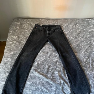 Levis 501 Jeans svart - Ett par schyssta svarta 501or som är skonsamt använda. Köpt på Carlings och har storleken W31 L32 //Lucas