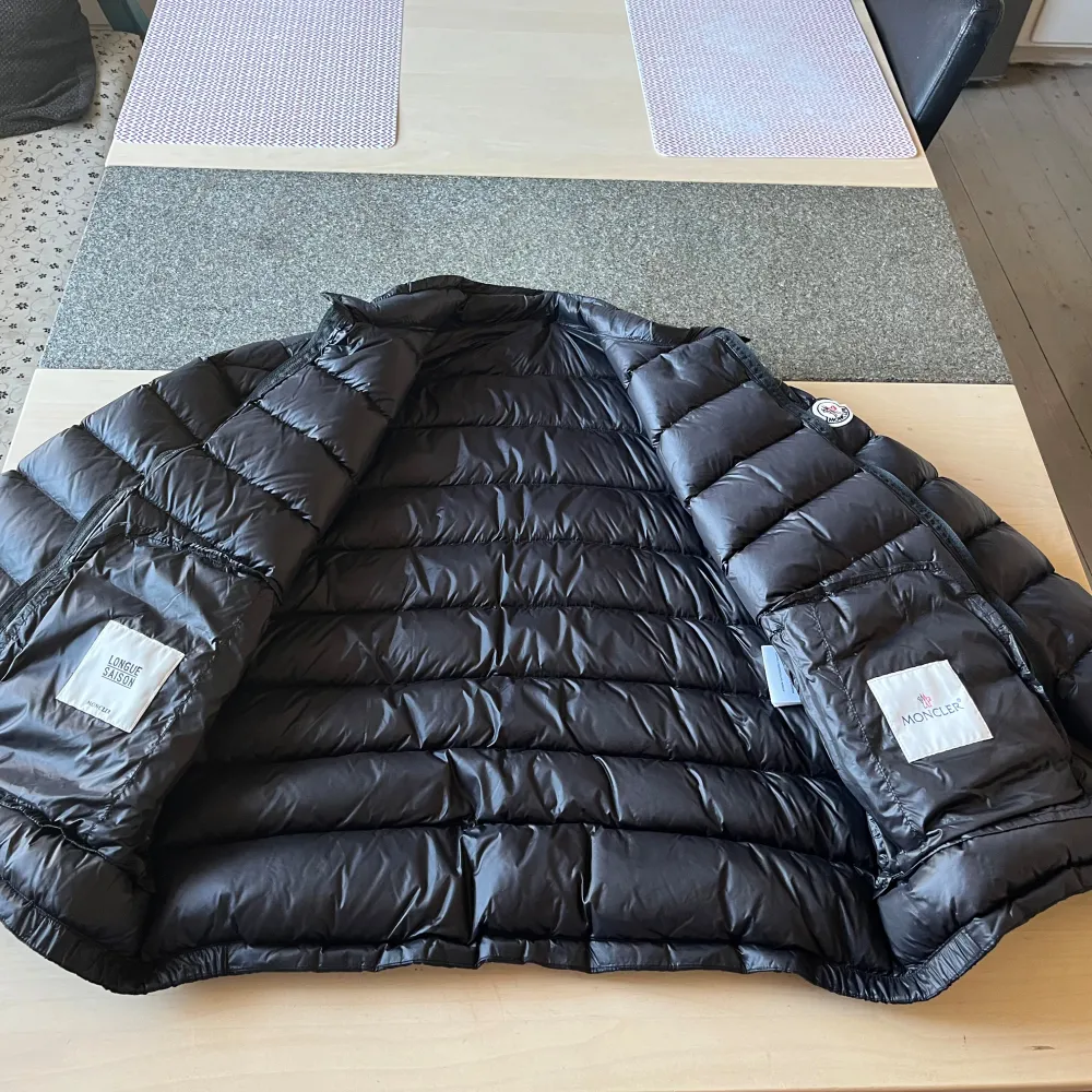 Moncler Jacka, jättefin, använd ett fåtal gånger, nyskick, inga skavanker. Storlek 1 ska motsvara S, se Moncler hemsida för storleksguide.. Jackor.