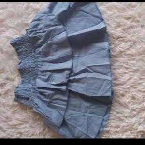 Kjol - Blå fin kjol ifrån shein, köpt för 140kr. Använd men sparsamt och varan har inga defekter, de är bra skick. Storlek xxs, men den passar xs/s. Säljer en likadan i svart också