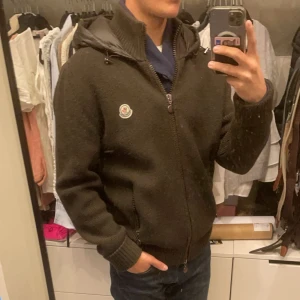 Moncler cardigan - Moncler cardigan, storlek xxl (kid size) passar Medium/Large då jag är 180 cm och väger 67 kg, skick 9/10 inga flaws eller något annat, perfekt nu när det börjar bli lite kallare,  kom dm vid minsta fråga och fundering, buda gärna med vid intresse!
