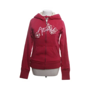 Päls kofta - Så fin kofta med päls inuti hela tröjan, jätte bra skick och inga defekter! Jätte varm och perfekt nu när det blir kallare, funkar nästan som en lite lättare vinter jacka