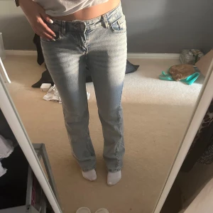Ljusblåa utsvängda jeans - Lite små jeans för mig därför säljer jag dem. Supersnygga och sköna att ha på sig💘