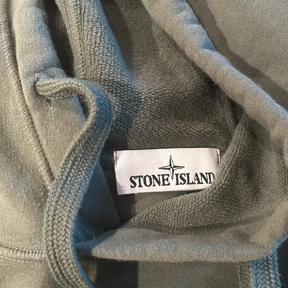 En fin stone island hoodie i färgen mörkgrön! Cond: 8/10 Sitter som L!. Hoodies.