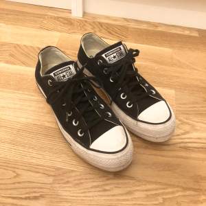 Säljer ett par klassiska svarta Converse All Star sneakers i storlek 39. De har en hög sula och svarta skosnören. Skorna är i bra skick och perfekta till alla outfits. Säljer endast för att den höga sulan gör mig för lång 🥲