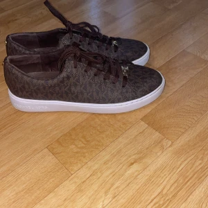 Micheal kors skor - Nya Michael kors skor använt de två gånger, inga skador. Fräscha och eleganta skor. Ordinarie pris 2100kr 