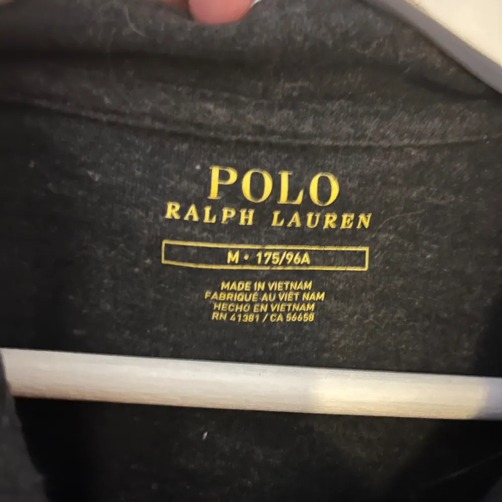 Sjukt fet mörkgrå Ralph lauren hoodie i storlek M! Hör gärna av er vid ytterligare frågor!🤝🏻. Hoodies.