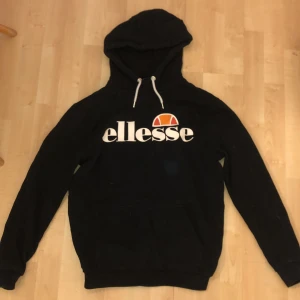 hoodie - använd 3-6 gånger  lite dammig  