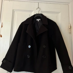 Kort kappa - Kort kappa från design by si. Endast använd 2 gånger så är i nyskick. Nypris 757 kr. Katt finns i hemmet.