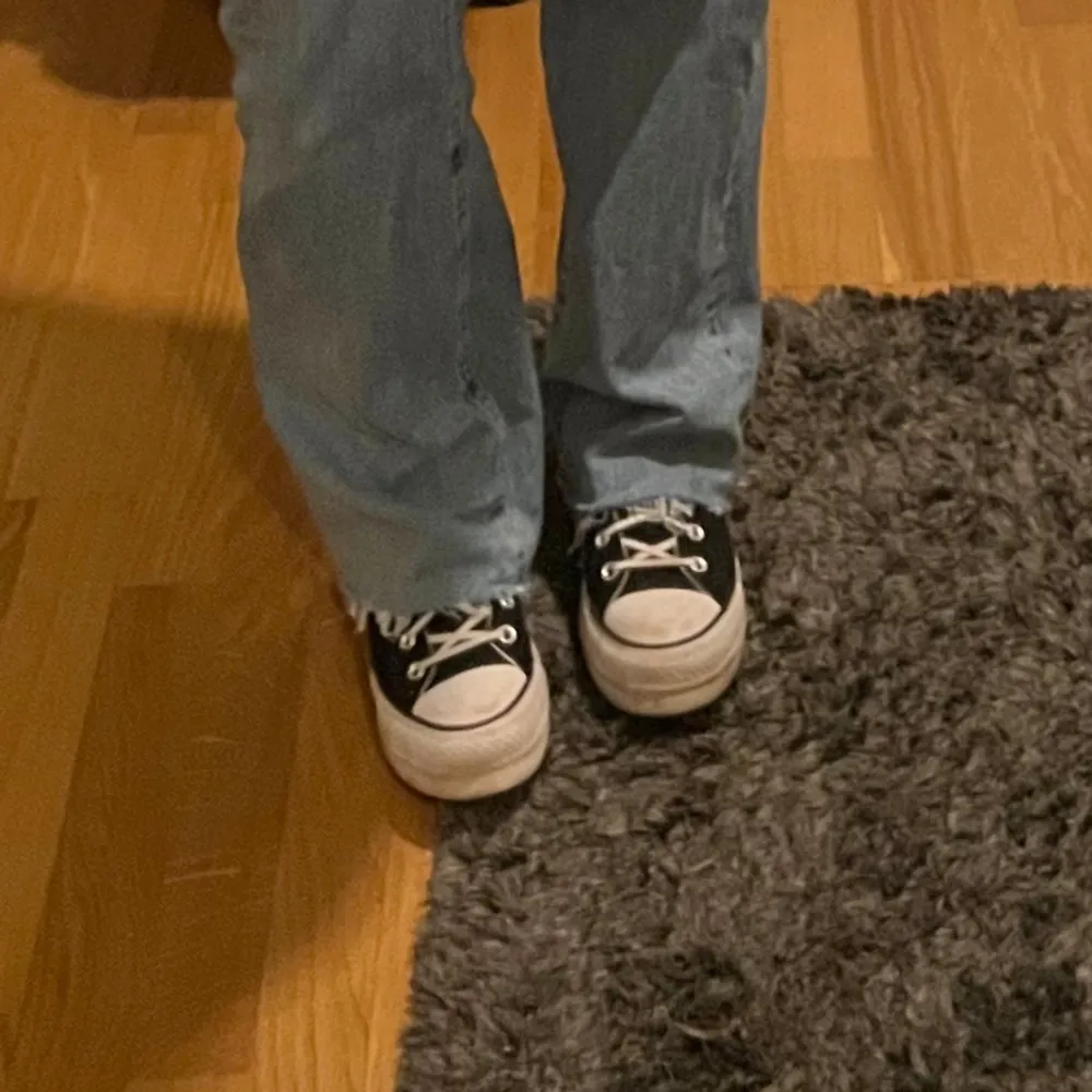 Svarta höga Converse med hög sula i storlek 39. Väldigt fint skick och användt sparsamt.  Nypris: 1100kr Mitt pris: 500kr + frakt. Skor.