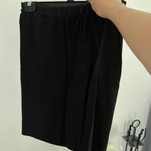 Svart kjol - En svart stretchig kjol från Lindex som går ungefär ner till knäet. Kjolen har resår i midjan. Vet ej storlek med skulle tippa på en S. Jag säljer den pga att den är för liten för mig 🥰💞  Längd: 50,5 cm Midja: 65,5 cm