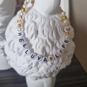 HOV1 ♡ text armband - "Helluva life"    Omkrets cirka 20 cm 