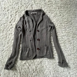 Kofta - Små ljusa fläckar på vissa ställen, bra skick💞